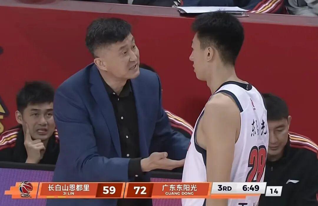 爱游戏体育-广东男篮21分大胜，奎因42+7+8打出个人秀，焦伯乔伤退姜伟泽27分