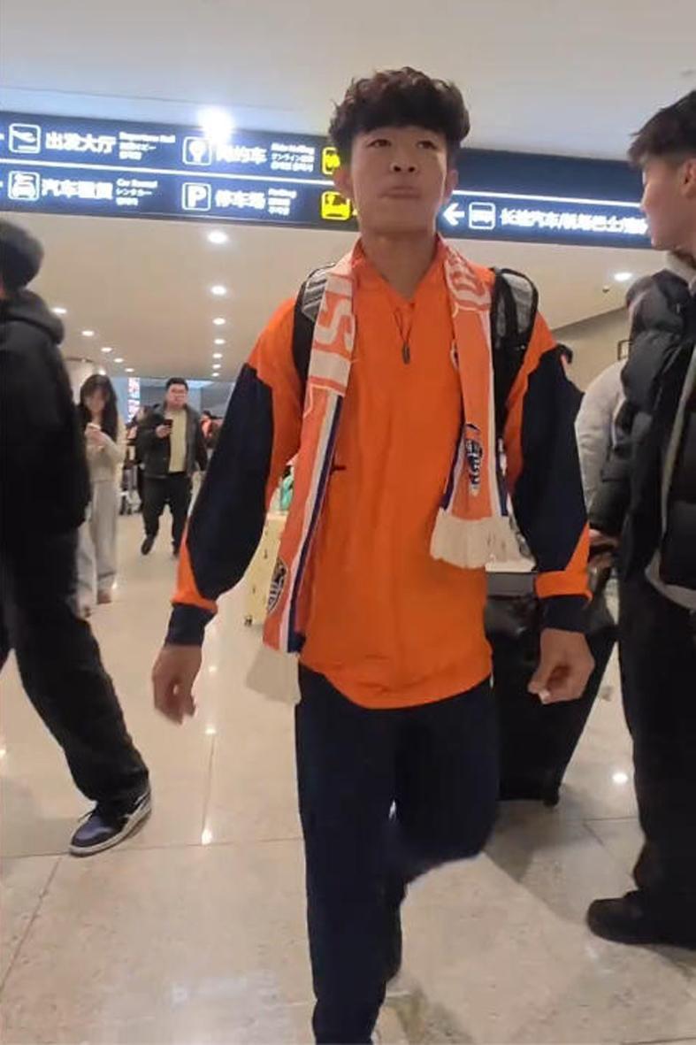 爱游戏体育登录入口-2026中超新老传承超燃！邝兆镭等6小妖谁先首秀？7名37岁老将坚守